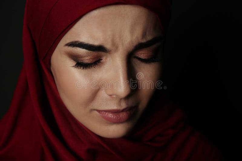 Perfil retrato de triste chorando mulher muçulmana preta em hijab