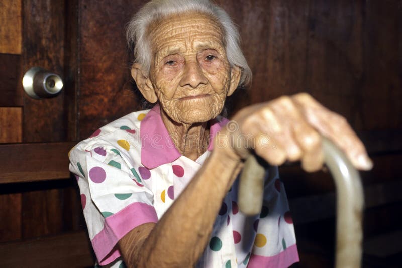Retrato da mulher muito idosa, enrugada, nicaraguense