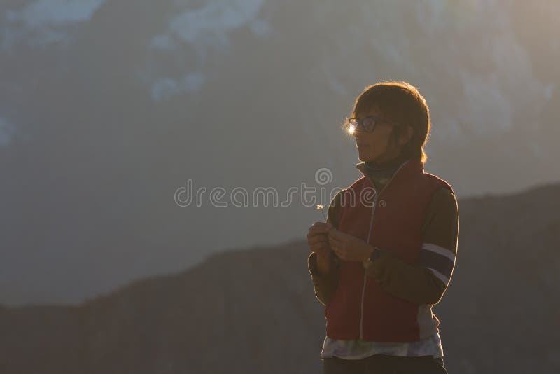 Retrato da mulher no luminoso com reflexão em monóculos, atividade exterior da estrela do sol, imagem tonificada fotos de stock Retrato da mulher no luminoso com reflexão em monóculos, atividade exterior da estrela do sol, imagem tonificada fotos de stock