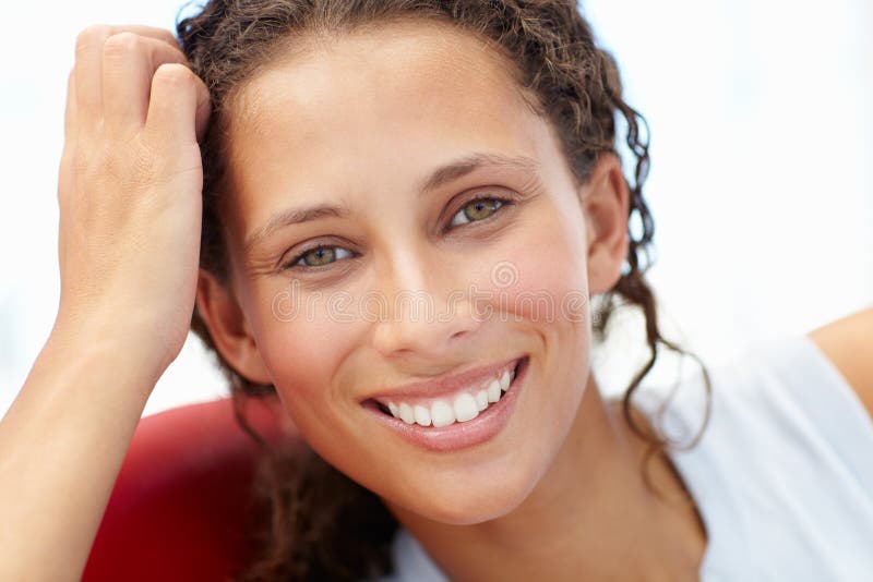 Retrato da mulher nova imagem de stock Retrato da mulher nova imagem de stock