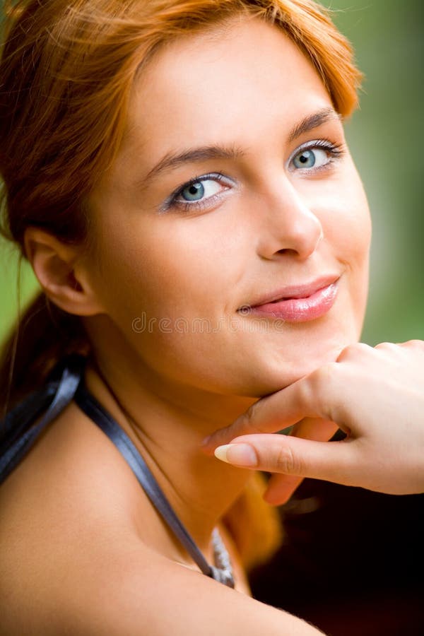 Retrato da mulher nova foto de stock royalty free Retrato da mulher nova foto de stock royalty free