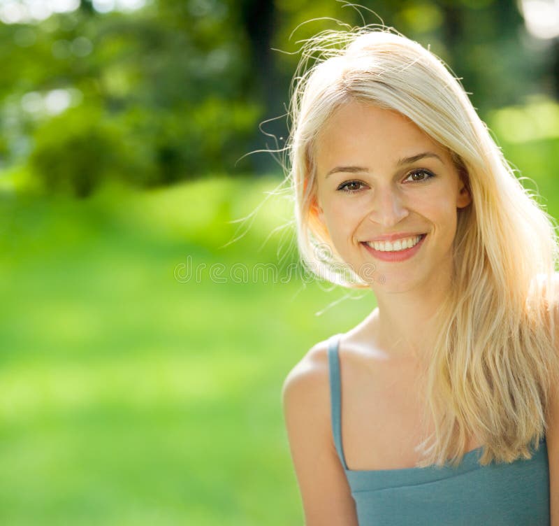 Retrato da mulher nova fotos de stock royalty free Retrato da mulher nova fotos de stock royalty free