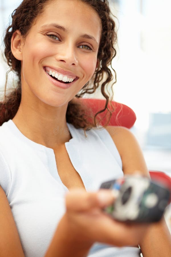 Retrato da mulher nova com de controle remoto imagens de stock Retrato da mulher nova com de controle remoto imagens de stock