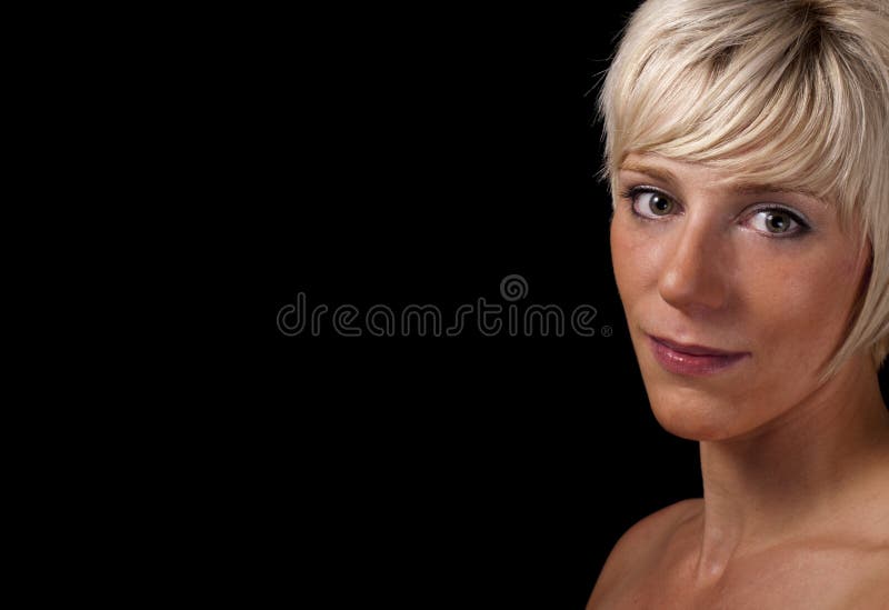 Retrato da mulher nova, direita do fundo preto imagens de stock Retrato da mulher nova, direita do fundo preto imagens de stock
