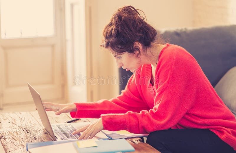 Retrato da mulher nova pensativa do empresário que trabalha no portátil em casa No trabalho e no conceito do estudo fotografia de stock Retrato da mulher nova pensativa do empresário que trabalha no portátil em casa No trabalho e no conceito do estudo fotografia de stock