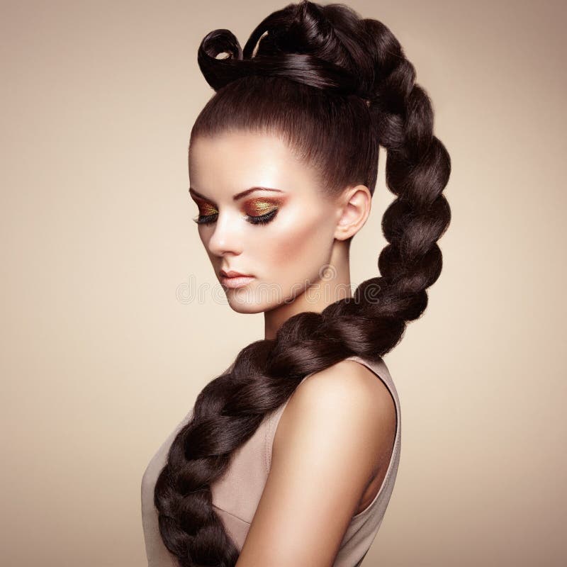 Retrato da mulher sensual bonita com penteado elegante imagens de stock royalty free