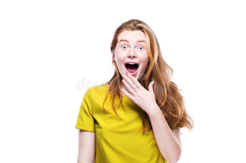 Retrato da mulher surpreendida sobre o fundo branco imagem de stock Retrato da mulher surpreendida sobre o fundo branco imagem de stock