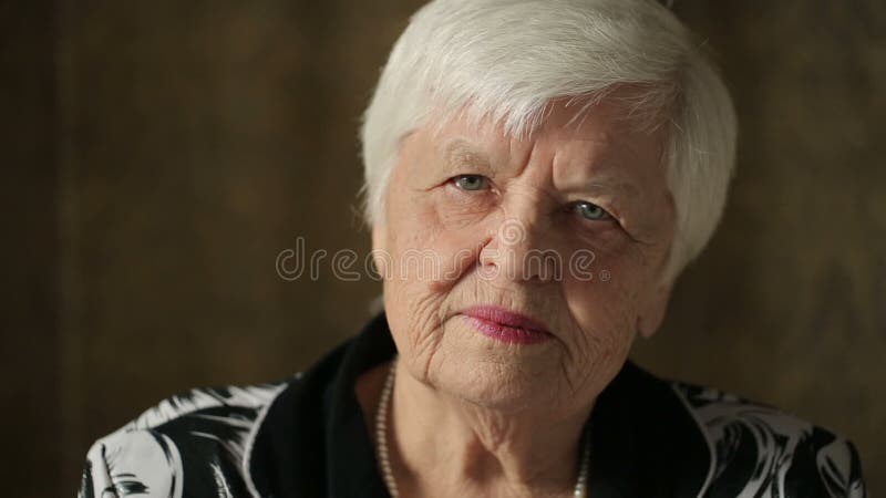 Retrato da mulher sênior vídeos de arquivo