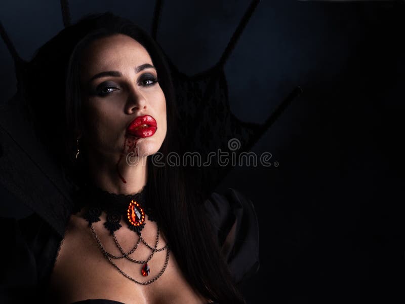 Garoto Na Fantasia De Maquiagem Do Vampiro De Halloween Foto de Stock -  Imagem de monstro, feriado: 230819714