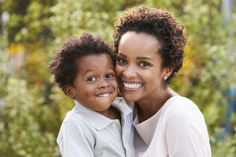 Retrato da mãe afro-americano nova com filho da criança