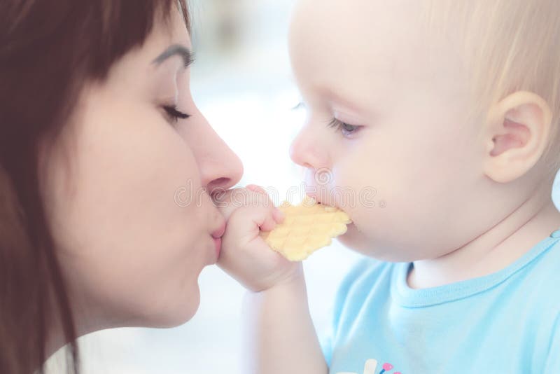 Retrato da mãe bonita que beija sua menina da criança fotos de stock Retrato da mãe bonita que beija sua menina da criança fotos de stock