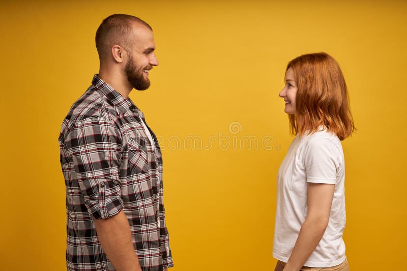 Retrato da opinião lateral do perfil dos pares flirty alegres atrativos encantadores bonitos agradáveis que olham se conversação fotos de stock Retrato da opinião lateral do perfil dos pares flirty alegres atrativos encantadores bonitos agradáveis que olham se conversação fotos de stock