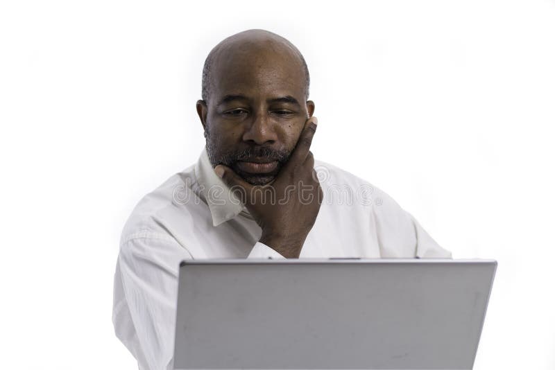 Retrato da parte dianteira de assento do perito afro-americano thoughful e pensativo do software de um laptop Contemplando o func foto de stock Retrato da parte dianteira de assento do perito afro-americano thoughful e pensativo do software de um laptop Contemplando o func foto de stock
