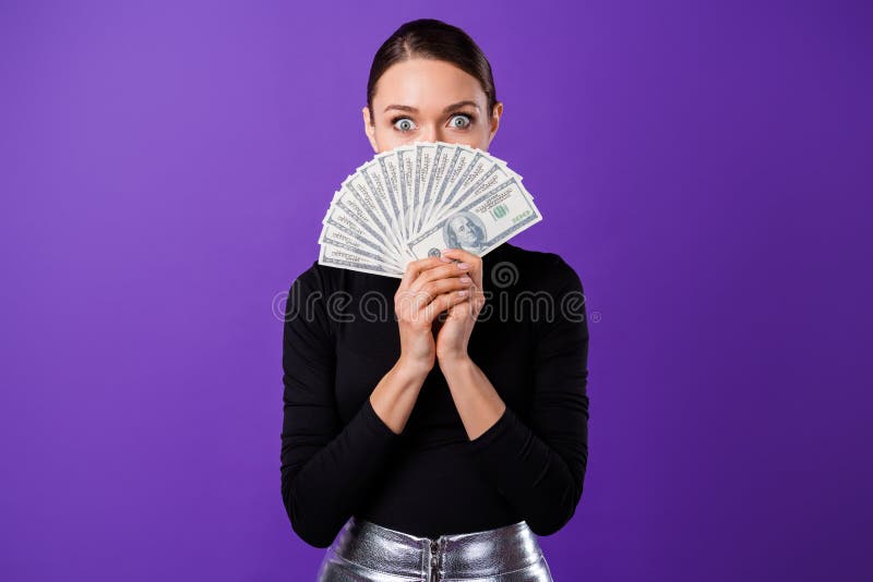 Retrato da pessoa impressa que esconde sua saia preta vestindo da prata da gola alta olhar fixamente da boca isolada sobre a viol imagem de stock royalty free Retrato da pessoa impressa que esconde sua saia preta vestindo da prata da gola alta olhar fixamente da boca isolada sobre a viol imagem de stock royalty free