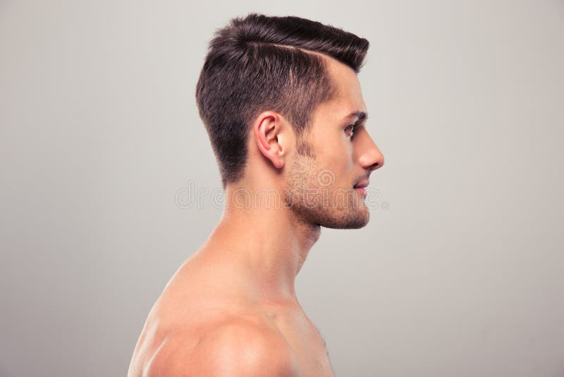 Retrato da vista lateral de um homem novo com torso do nude