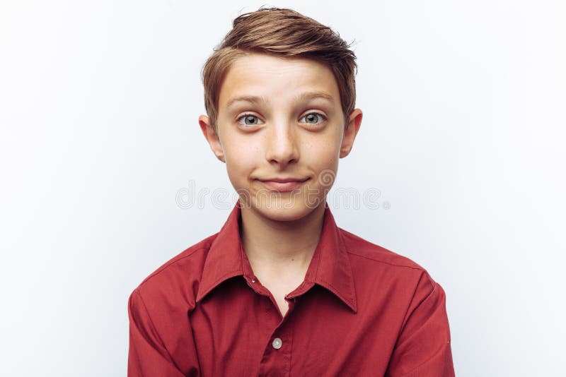 Retrato de adolescente bonito de sorriso no fundo branco, na camisa vermelha, propaganda, inserção do texto fotos de stock Retrato de adolescente bonito de sorriso no fundo branco, na camisa vermelha, propaganda, inserção do texto fotos de stock