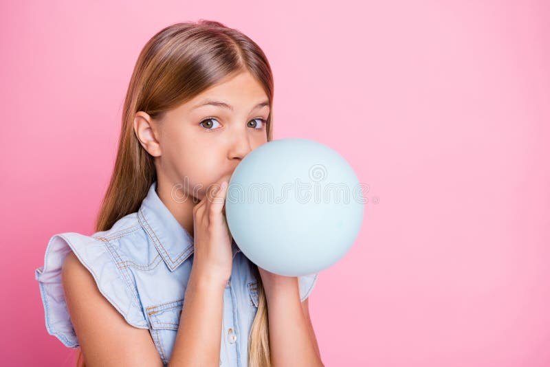 Retrato de adorable linda niña adorable golpe inflar globo de aire presente para el día de la familia aniversario usar ropa de bue