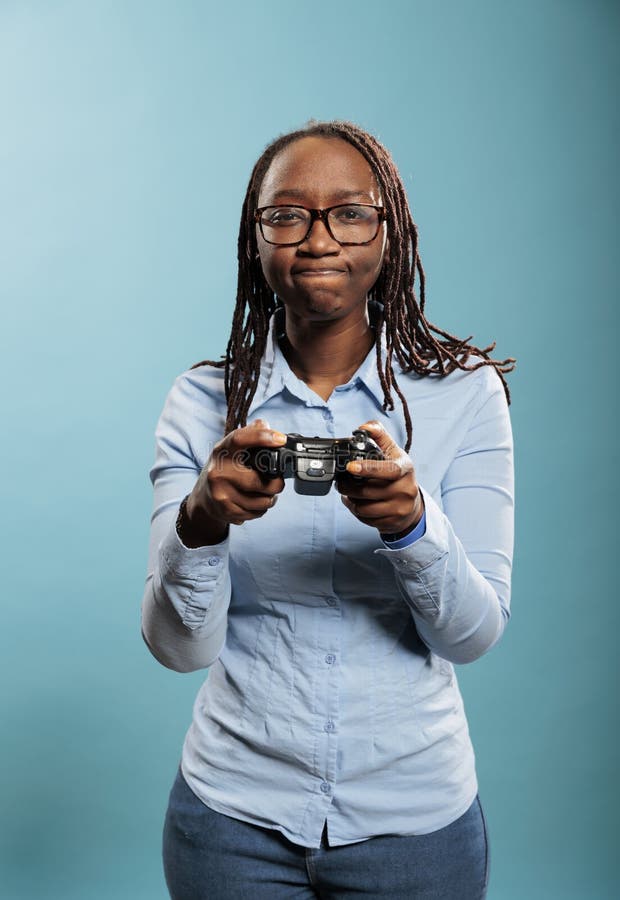 Retrato de adultos jóvenes disfrutando del tiempo libre jugando videojuegos en dispositivo de consola con juegos modernos imagen de archivo libre de regalías