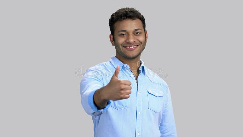 Retrato de alegre y feliz hombre de piel oscura muestra como gesto. metrajes