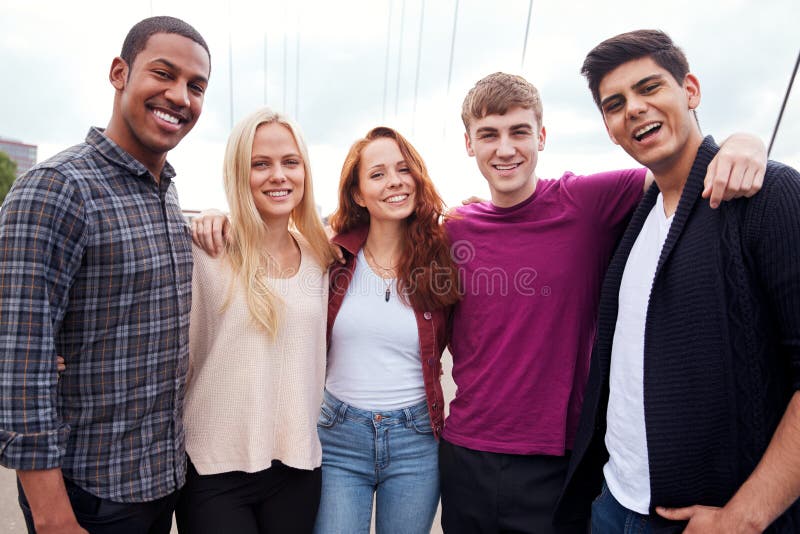 Retrato De Amigos Estudiantiles Caminando Conjuntamente A Través Del Puente En La Ciudad fotos de archivo