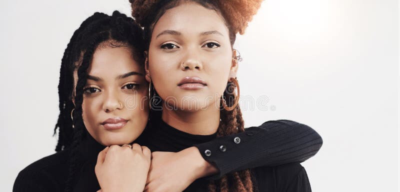 Retrato de amor o mujer negra seria con hermana en estudio sobre fondo blanco para belleza natural. rostro y abrazo de trenzas foto de archivo