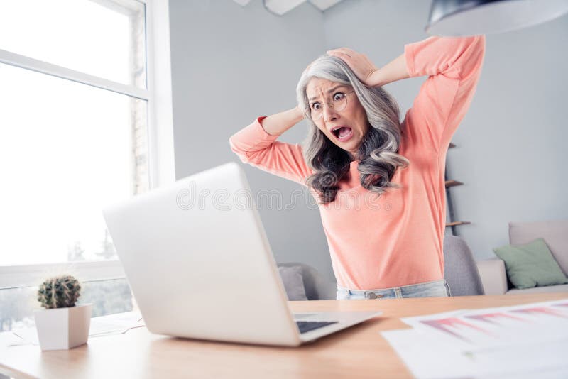 Retrato de anciana jubilada jubilada mujer comercializadora de marketing trabajando a distancia mal resultado reacción ante fallos imagen de archivo libre de regalías