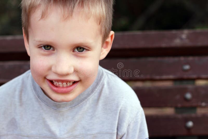 Retrato Da Menina Da Criança De 5 Anos Imagem de Stock - Imagem de