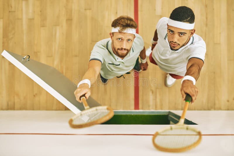 Retrato de arriba y hombres con pista de squash de raquetas y aptitud con entrenamiento y pasatiempo de la competencia. Vista supe imagenes de archivo