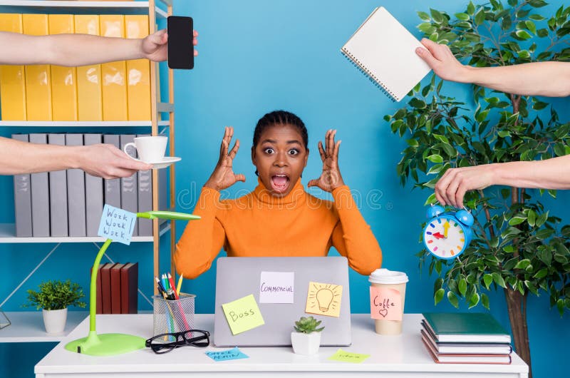 Retrato de atractiva loca trabajada experta en chicas trabajando duro cumplir con la tarea del plazo sobre el color azul fotografía de archivo
