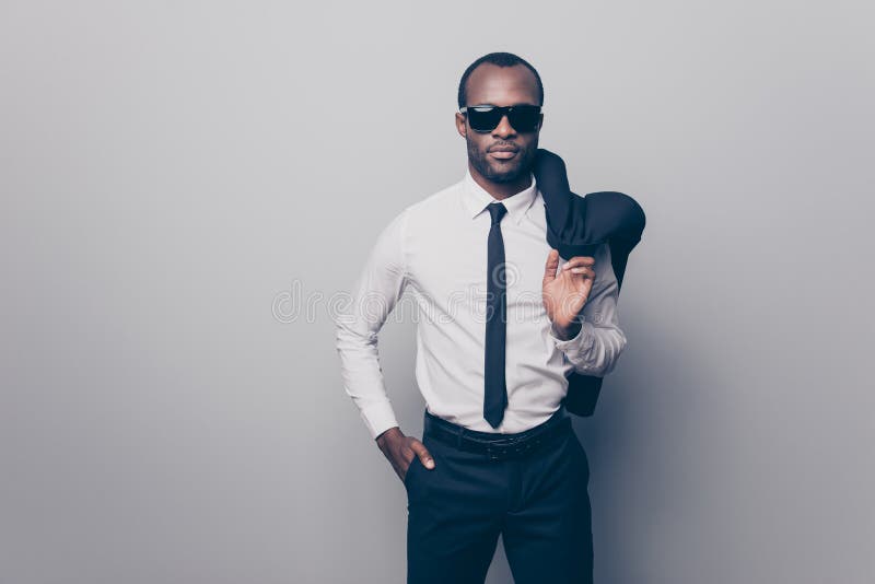 Retrato de atrativo considerável elegante na moda à moda luxuoso foto de stock Retrato de atrativo considerável elegante na moda à moda luxuoso foto de stock