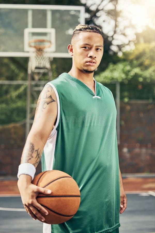 Retrato De Baloncesto Juego Deportivo Y Entrenamiento De Hombres Para Un  Evento De Fitness Profesional En La Cancha Durante El Ver Foto de archivo -  Imagen de ejercicio, serio: 257810322