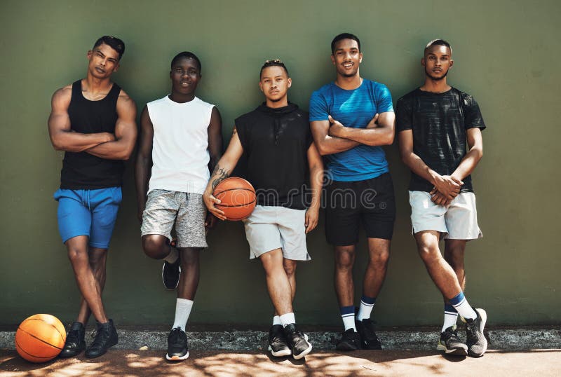 Retrato Do Jogador De Basquete Em Treinamento Em Movimento Isolado Sobre  Fundo Azul Gradiente Em Luz Neonatal. Foto de Stock - Imagem de fundo,  desportista: 235847770