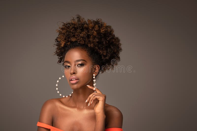 Retrato de belleza de mujer con afro