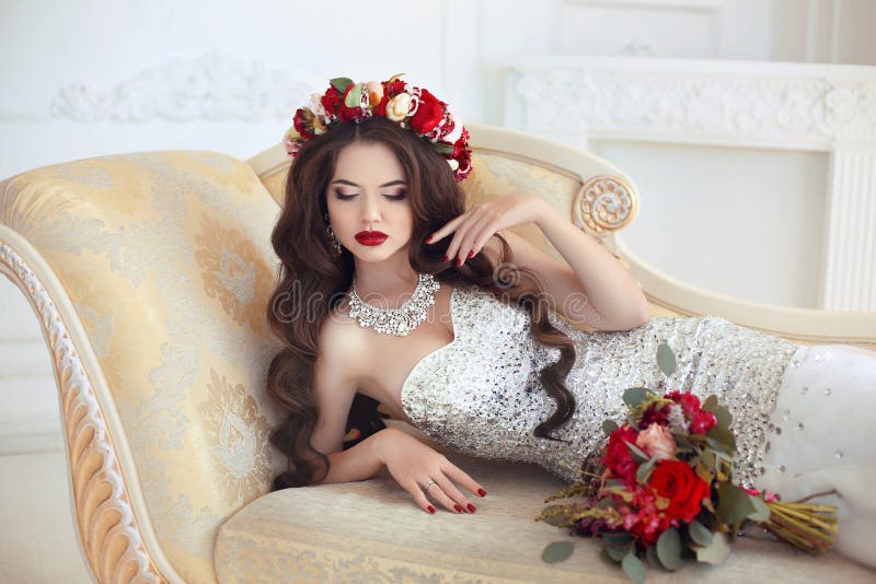 Retrato de boda moreno hermoso de la novia Maquillaje rojo de los labios largo fotografía de archivo libre de regalías Retrato de boda moreno hermoso de la novia Maquillaje rojo de los labios largo fotografía de archivo libre de regalías