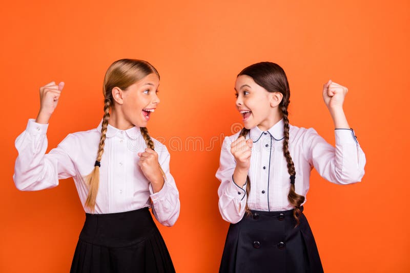 Retrato de buen grande de las muchachas pre-adolescentes divertidas emocionadas extáticas alegres alegres lindas encantadoras atr imagenes de archivo Retrato de buen grande de las muchachas pre-adolescentes divertidas emocionadas extáticas alegres alegres lindas encantadoras atr imagenes de archivo