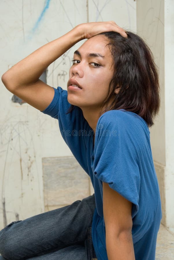 Retrato de cabelos compridos asiático do adolescente imagens de stock