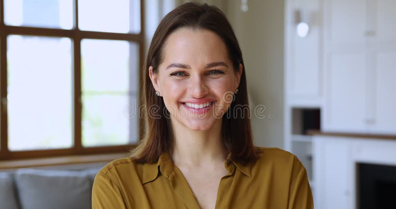 Retrato de cabeza de joven joven con confianza positiva sonriendo mirando la cámara metrajes