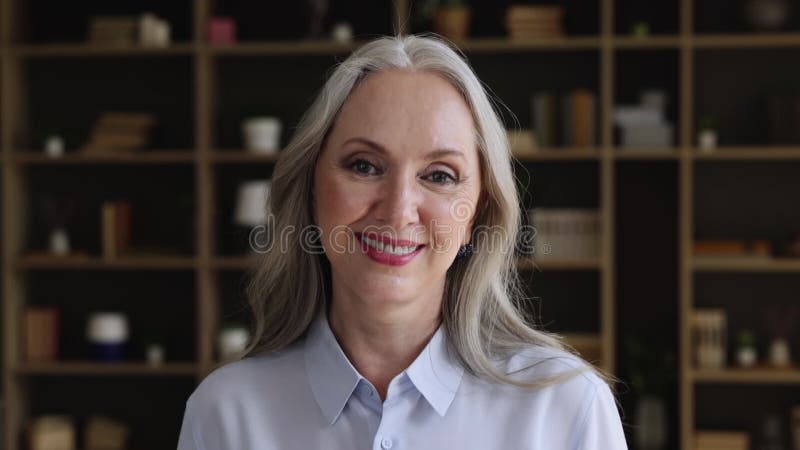 Retrato de cabeza de una anciana de pelo gris con bella sonrisa metrajes