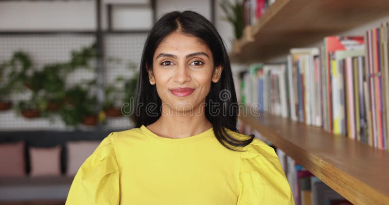 Retrato de cabeza de una joven linda mujer india posando en el interior almacen de metraje de vídeo