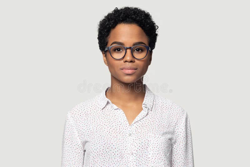 Retrato de cabeça de linda jovem afro-americana em óculos