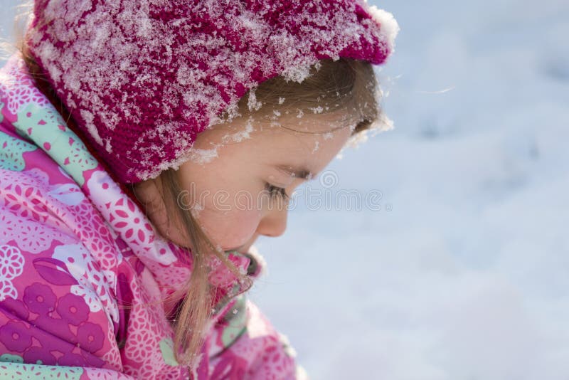 Retrato de cerca de una linda niñita en invierno fotos de archivo