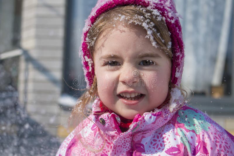 Retrato de cerca de una linda niñita en invierno foto de archivo libre de regalías