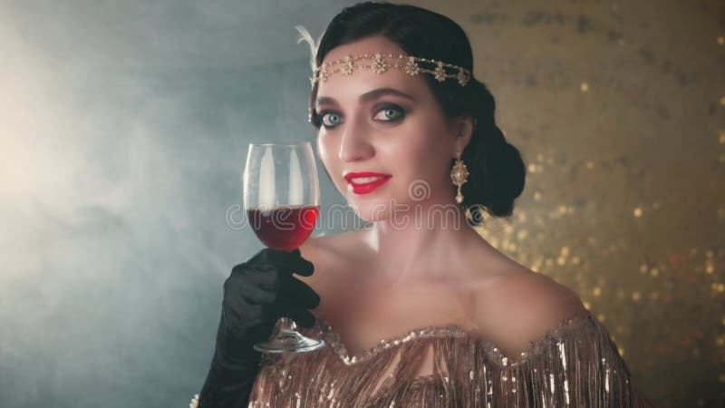 Retrato de closeup joven hermosa mujer retro 20 con vino de vidrio en la mano almacen de metraje de vídeo