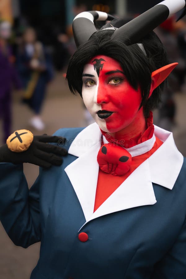Retrato de cosplayer femenina vestido como personaje de anime de hazbin hotel imágenes de archivo libres de regalías