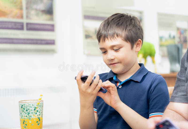 Criança construindo jogo de robô em tablet com pop-up de ícone de