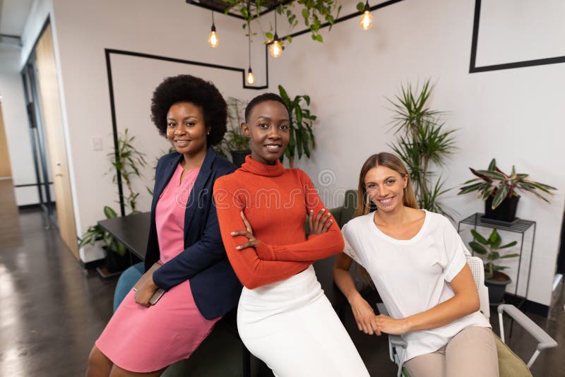 Retrato de diverso grupo de compañeras de negocios sonriendo a cámara foto de archivo