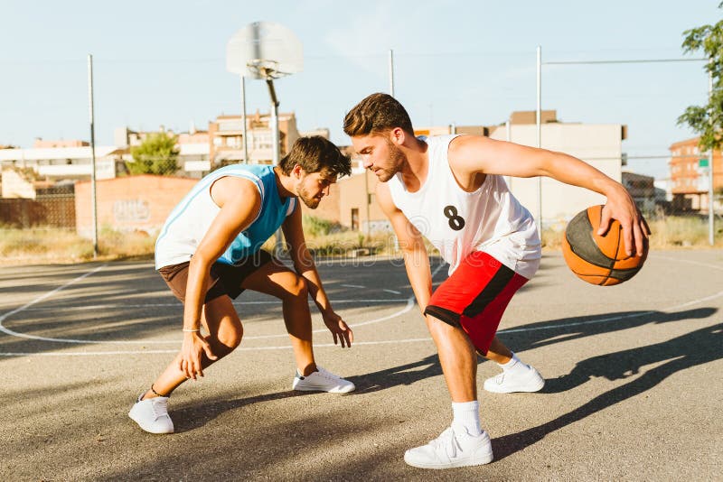 Amigos jogando basquete foto de stock. Imagem de corte - 175128336