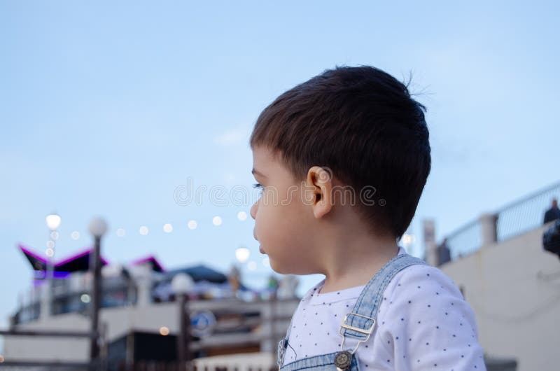 Retrato de dois anos bonitos da obscuridade velha do menino para ouvir-se fotografia de stock Retrato de dois anos bonitos da obscuridade velha do menino para ouvir-se fotografia de stock
