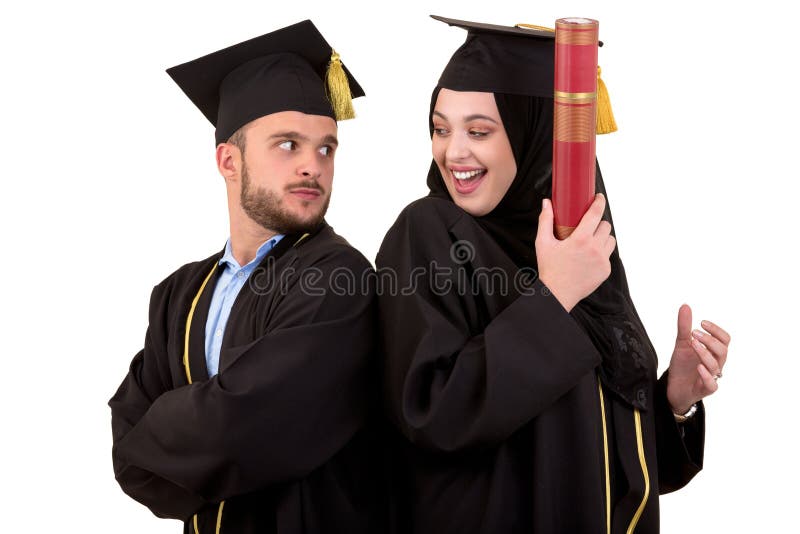 Retrato de dois estudantes muçulmanos árabes de graduação felizes Isolado sobre o fundo branco imagens de stock royalty free Retrato de dois estudantes muçulmanos árabes de graduação felizes Isolado sobre o fundo branco imagens de stock royalty free