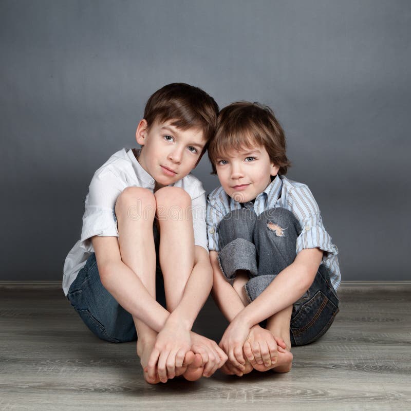 Jogo de dois irmãos foto de stock. Imagem de folha, retrato - 62144608